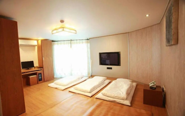 Goodstay Lanuit Hotel