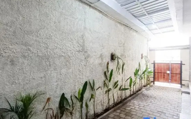 Widi Guest House near GWK Mitra RedDoorz