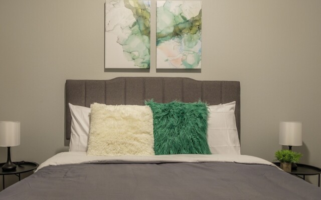 Sculpture Park Apts by Frondesk