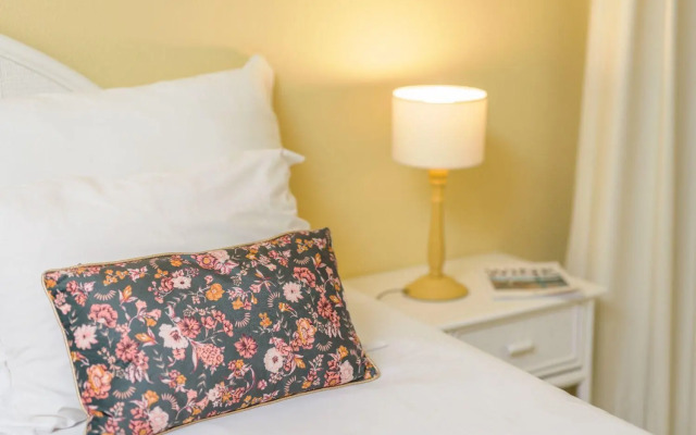 Cosy apartment with sea view and pool