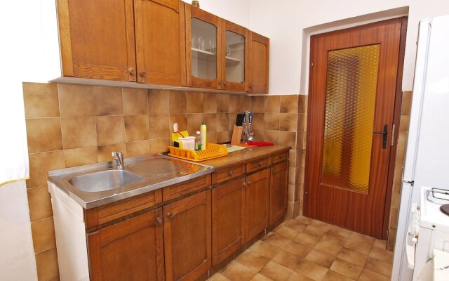 Apartment 711