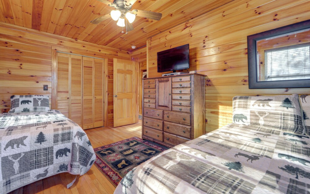 Mtn-view Getaway w/ Lake Access in Whittier!