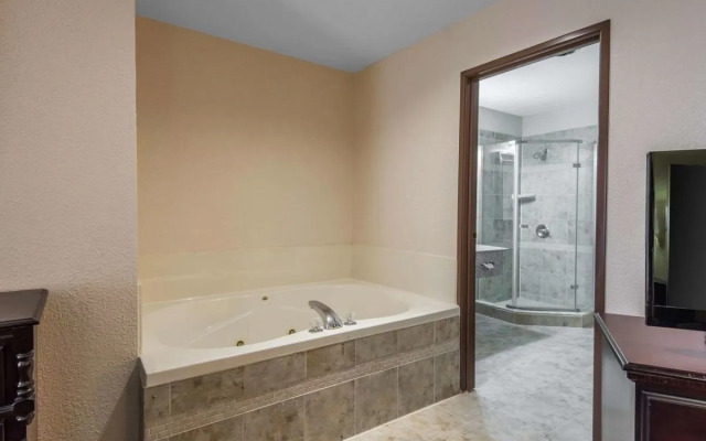 Quality Suites Kansas City International Airport