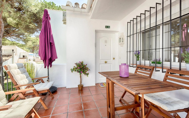 Beachside cosy apartment with pool