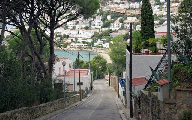 Cozy Apartment in Roses with Sea Nearby