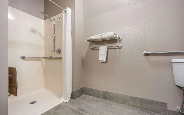 Quality Inn & Suites Omaha Chalco