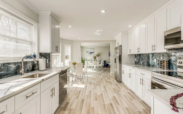 Chic Coolbaugh Township Getaway w/ Hot Tub!