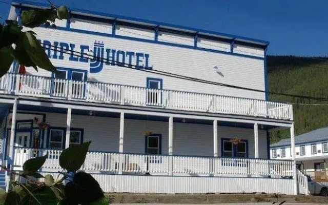 Triple J Hotel & Cabins