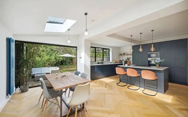 Stylish and Spacious 3 Bedroom Garden Flat in Fulham