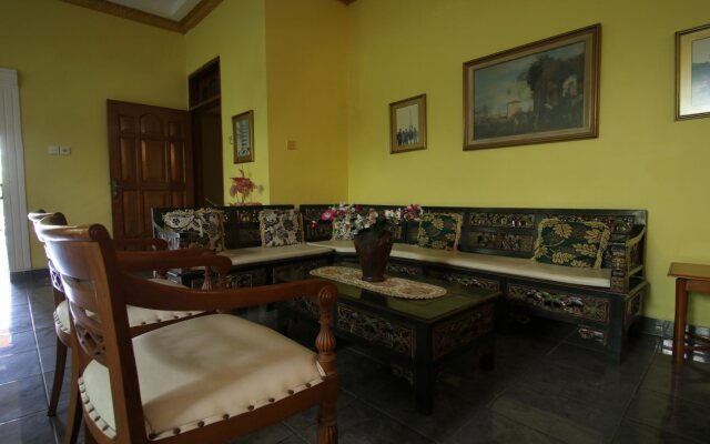 RedDoorz Plus near Galeria Mall