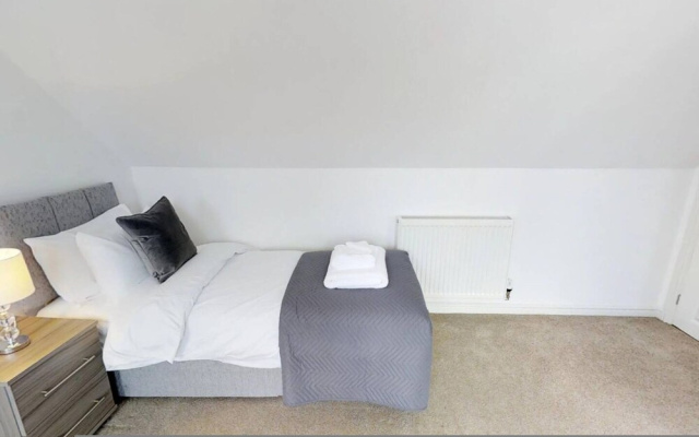 Cole Green Lane Executive Stay- Free Parking
