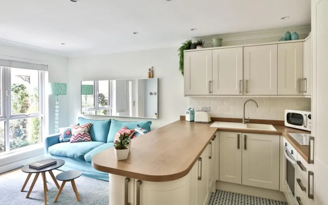 Newly Refurbished Flat With Great Transport Links