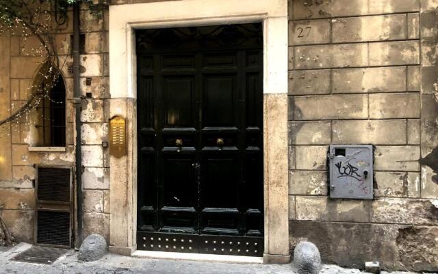 Apartment Near Trevi Fountain