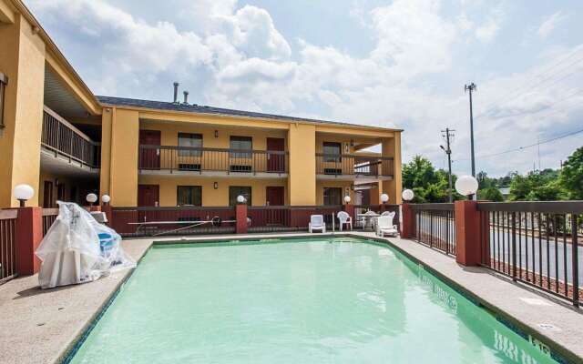 Econo Lodge Inn & Suites I-20, exit 73