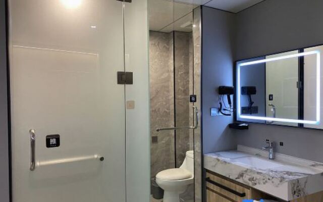 Shijia Fashion Hotel (Xinxiang East Railway Station)