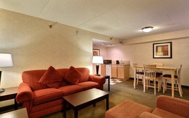 Econo Lodge Inn & Suites