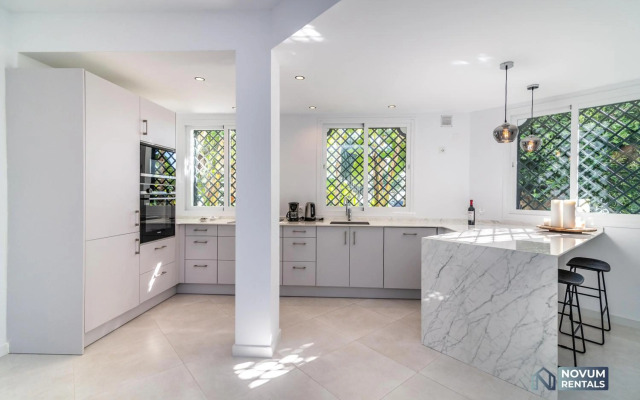 TOP RENOVATED 3-BDRM TOWNHOUSES with POOL, BBQ & ROOFTOP TERRACES