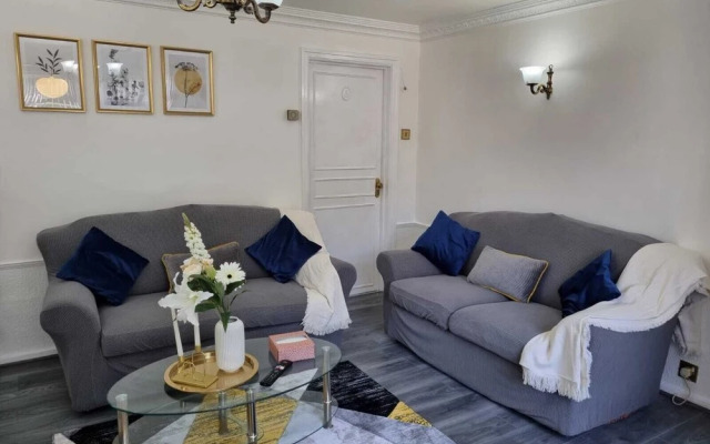 Modern 2-bed Home - Private Garden, Parking & Wifi