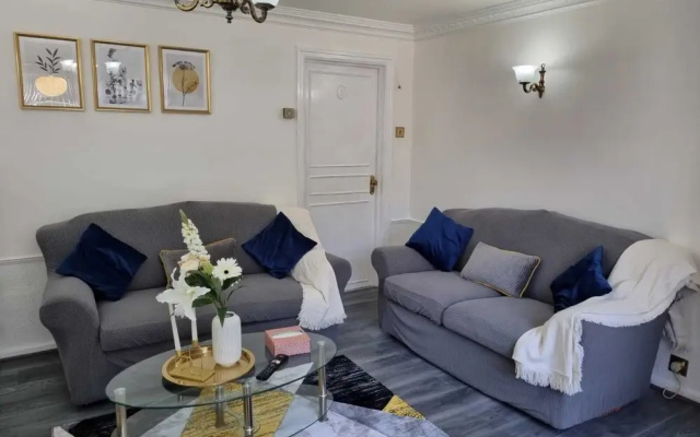 Modern 2-bed Home - Private Garden, Parking & Wifi