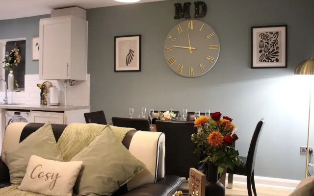 Bramblemead 5 bed House in Manchester Leigh