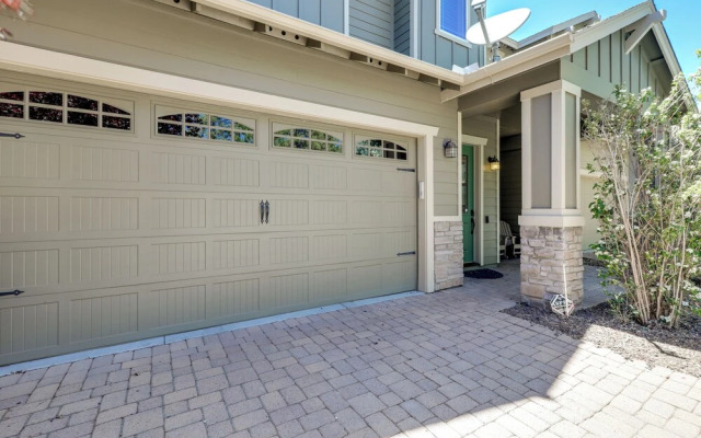 Tasteful Flagstaff Townhome w/ 2 Furnished Decks