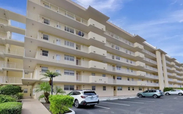 Island-style Condo With Pool, spa and Steps to Beach