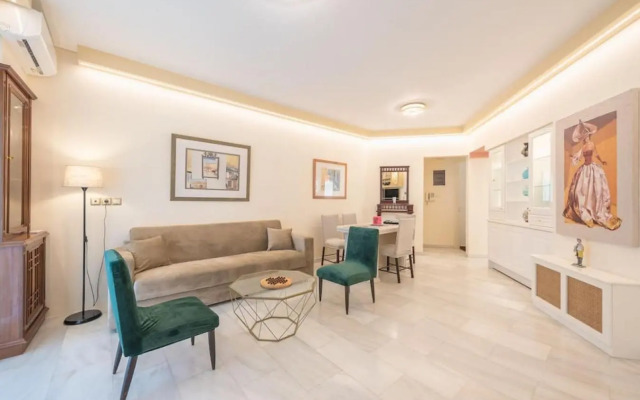 Central 3BR Apartment Next to Panormou Metro!