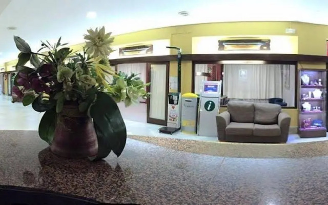 Las Palmeras Affiliated by FERGUS Hotel 