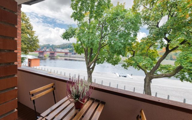 RIVERFRONT 2BD Old Town Apartment by Hostlovers