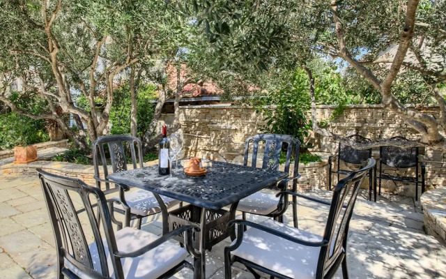 Villa in Murter With Pool