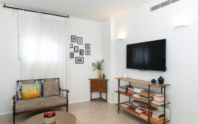 Rabin Square by TLV2RENT