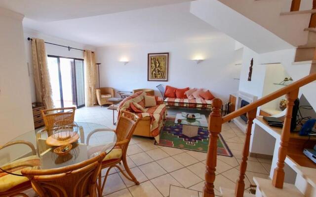 LovelyStay - Alto dos Caliços 2BR House with Garden