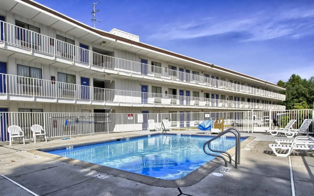Motel 6 New Cumberland, PA - Harrisburg - Hershey South