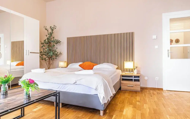 Comfortable 2BR Apt Near Attractions