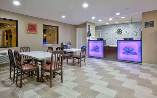 Super 8 by Wyndham Palestine