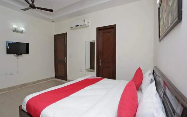 OYO Rooms Noida City Centre 208