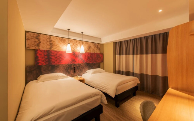 ibis Taipei Jianguo North Road Hotel