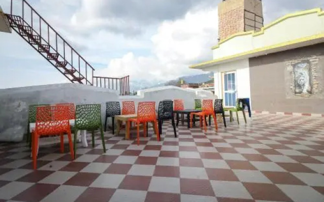 Gliders Holiday Inn by OYO Rooms