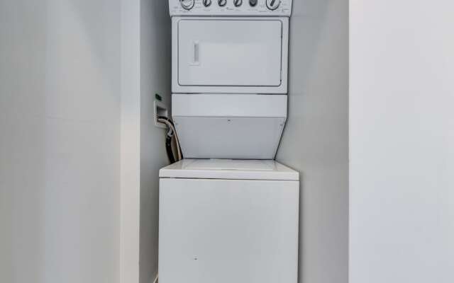 Stylish New 2BR Luxury Condo w Parking