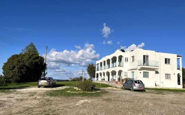 White House studio with sea view and parking
