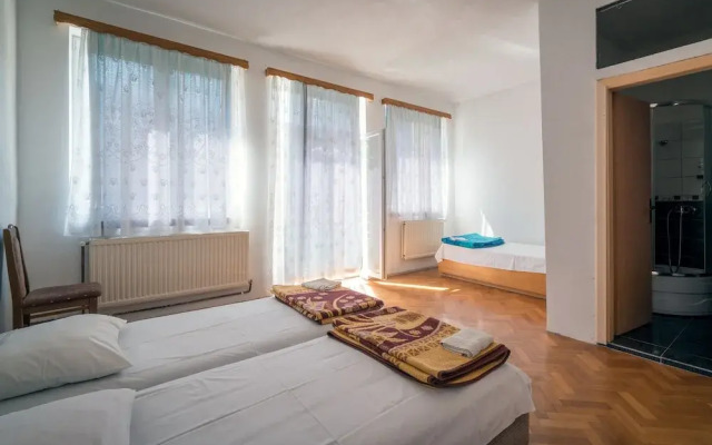 Holiday Home Pozitiva