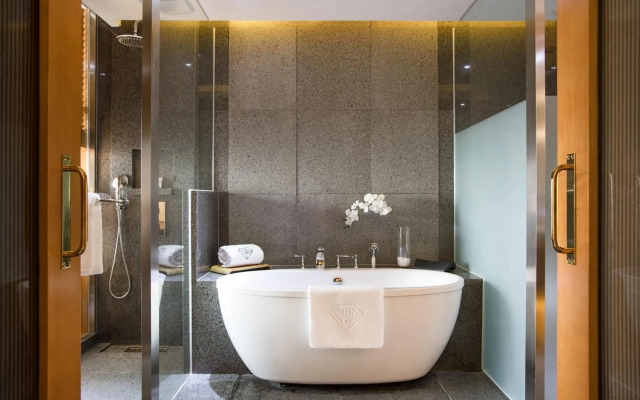 Baymond Hotel