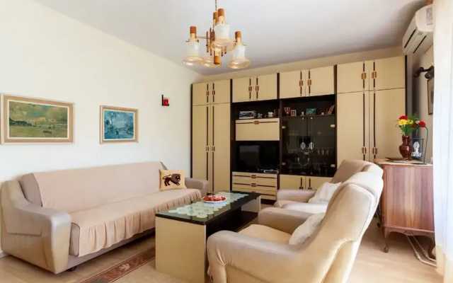 Spacious Holiday Home near Sea