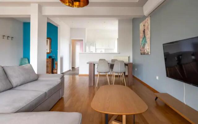 Βright Walled Designed Apt in Glyfada Center