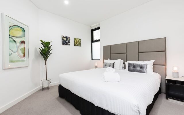 Sydney Townhouse with Parking and Deck