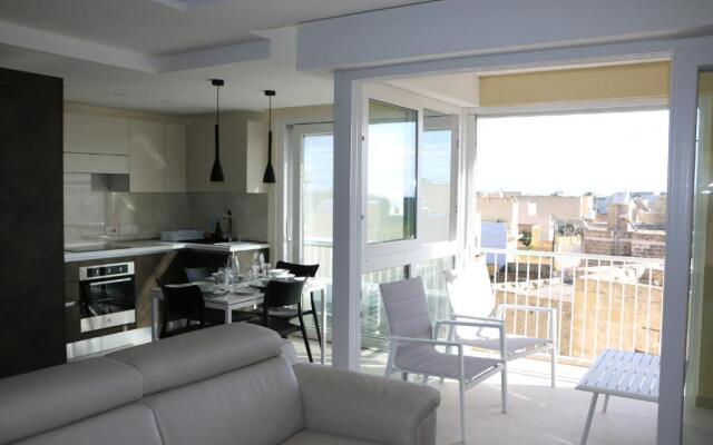 Wileg 4A Luxury Studio Apartment with Shared Swimming Pool.