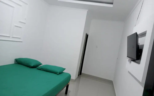 OYO 94032 Jm Guest House 2NearStasiun karawang