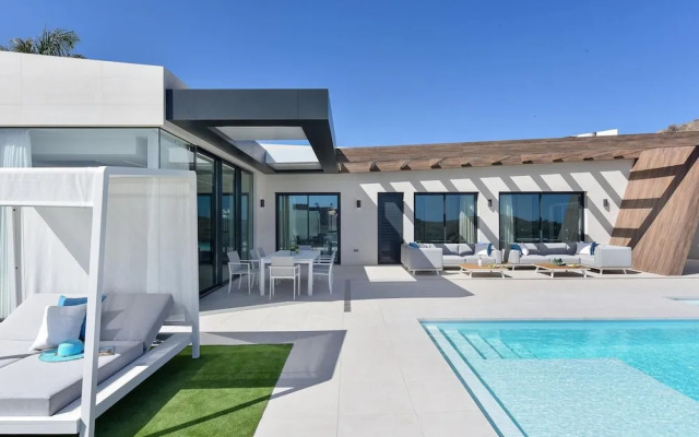 Villa in Salobre With Pool & Golf Nearby