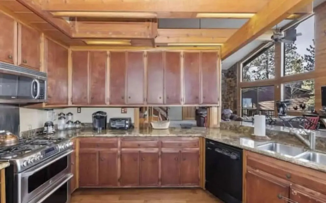 Charming Lakeside Retreat