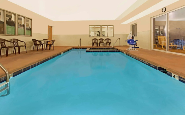 Days Inn & Suites by Wyndham Castle Rock